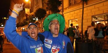 Italianos celebran la victoria ante Alemania. | EFE