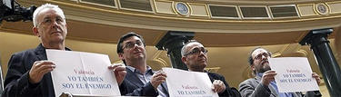 Diputados de IU apoyan una manifestacin en el Congreso | Archivo