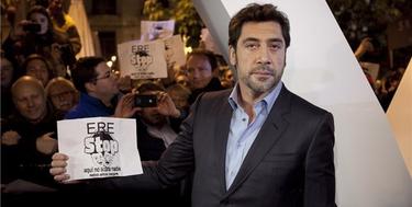 Javier Bardem con un cartel de ERE-Stop | Archivo