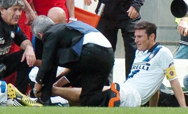 Javier Zanetti, en el momento de la lesin. | EFE