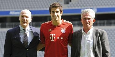 Javi Martnez, junto a Matthias Sammer (i) y Jupp Heynckes (d) durante su presentacin con el Bayern. | EFE