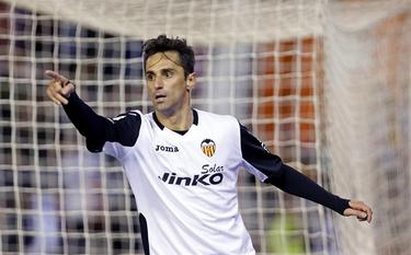 Jonas celebra uno de sus goles con el Valencia. | EFE