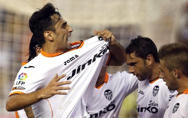 Jonas celebra uno de sus goles ante el Sevilla. | EFE