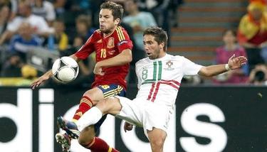 Jordi Alba (i) pelea por un baln conJoao Moutinho durante el Portugal-Espaa. | EFE