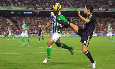 Kak� controla el bal�n ante �ngel. | Cordon Press