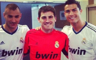 Benzema, Casillas y Ronaldo, en una imagen subida por el meta a su Facebook.