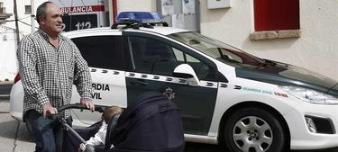 El etarra Lasarte, junto a un coche de la Guardia Civil, en su anterior permiso. | Archivo