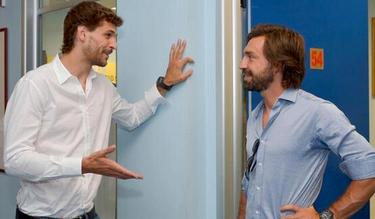 Fernando Llorente conversa con Andrea Pirlo en las instalaciones de su nuevo club. | Foto: Juventus.com