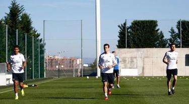 Xabi Alonso (d), en el entrenamiento del Real Madrid junto a Casemiro (i) y Nacho. | Foto: realmadrid.com