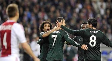 Cristiano Ronaldo es felicitado por su primer gol. | Cordon Press