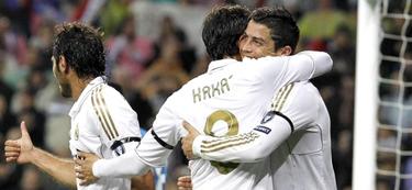 Cristiano Ronaldo (d) celebra con Kak su primer gol. | EFE