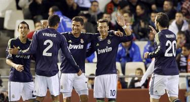 Cristiano celebra con sus compaeros uno de sus dos goles al Valencia. | EFE