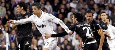 Cristiano Ronaldo (2i) controla el baln ante Tino Costa (i) y Dani Parejo. | EFE