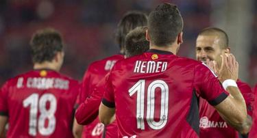 Tomer Hemed (de espaldas) es felicitado por su gol al Betis. | EFE