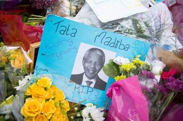 Homenaje a Mandela frente a su casa.| Archivo