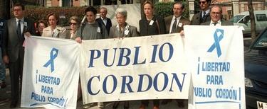 La familia de Publio Cordn en una de las manifestaciones para pedir su liberacin | EFE