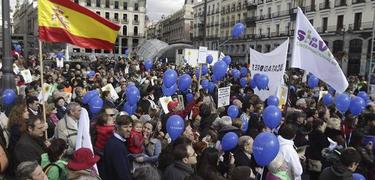 Miles de manifestantes, en la Puerta del Sol de Madrid | EFE