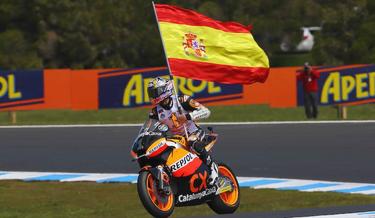 Marc Mrquez, con la bandera espaola en el circuito de Phillip Island. | Cordon Press