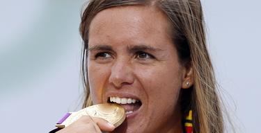 Marina Alabau muerde la medalla de oro. | EFE