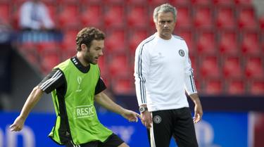 Jos Mourinho observa a Juan Mata en un entrenamiento del Chelsea. | Cordon Press/Archivo