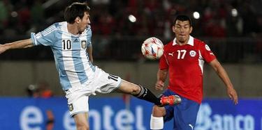 Gary Medel disputa un baln con Leo Messi. | EFE