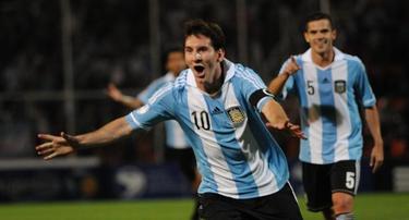 Messi celebra uno de sus dos goles a Uruguay. | EFE