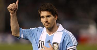 Leo Messi (i) saluda a los aficionados. | EFE