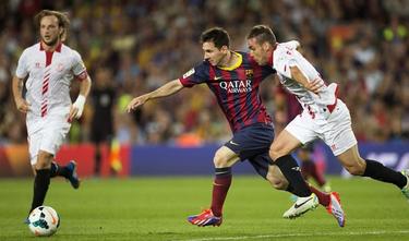 Messi trata de llegar a un baln. | EFE