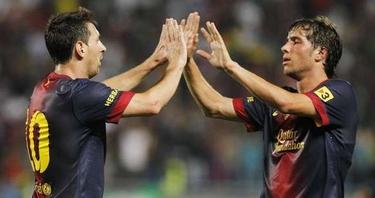Leo Messi (i) celebra uno de sus goles al Raja.