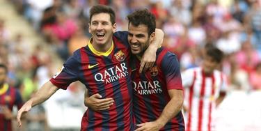 Messi celebra su gol con Cesc Fbregas. | EFE