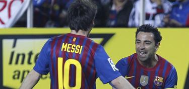 Xavi celebra su gol con Messi. | EFE