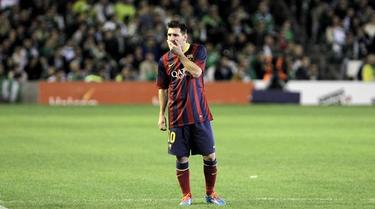 Leo Messi, en el momento de lesionarse en el Benito Villamarn. | EFE