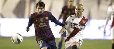 Leo Messi (i) controla un baln ante Movilla. | EFE
