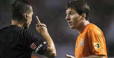 Messi se queja al rbitro Paradas Romero. | Cordon Press