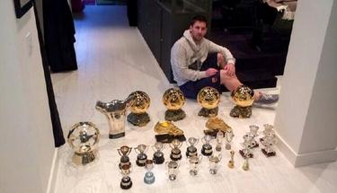 Messi posa con sus trofeos individuales. | @_MatiasMessi