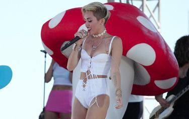 La cantante Miley Cyrus durante una actuacin en Las Vegas | Corbis