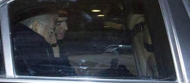 Mario Monti, en el coche oficial, al poco de anunciar su decisión de dimitir | EFE