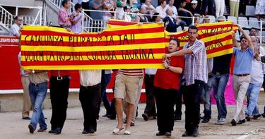 Aficionados a la tauromaquia se manifiestan en la monumental antes de la prohibicin | Archivo