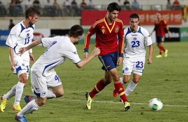 lvaro Morata controla el baln ante tres jugadores bosnios. | EFE