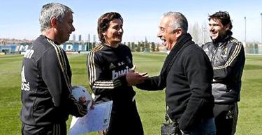Manolo Preciado (2d), durante una visita a Valdebebas el pasado mes de marzo. | Foto: Real Madrid