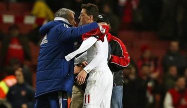 Jose Mourinho y Mesut zil se fundieron en un abrazo. | EFE