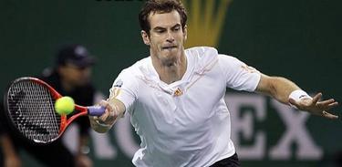 Andy Murray devuelve una bola a Roger Federer. | Cordon Press