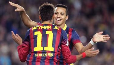 Alexis (d) celebra su gol con Neymar, autor de la asistencia. | EFE
