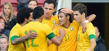 Neymar es felicitado por sus compaeros. | EFE