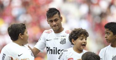 Neymar, visiblemente emocionado en su despedida del Santos. | Cordon Press
