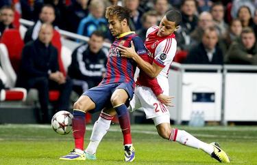 Neymar protege la pelota ante Van Rhijn. | EFE