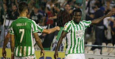 Nosa celebra con Vadillo el gol del Betis ante el Villarreal. | Cordon Press
