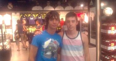 liver Torres (i), con un amigo en la tienda oficial del Real Madrid. | Foto: Twitter