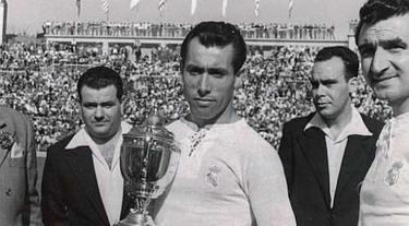 Paho (c) posa con el trofeo Pichichi. | Archivo