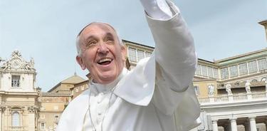 Jorge Mario Bergoglio, sonríe en la Plaza de San Pedro del Vaticano | EFE
